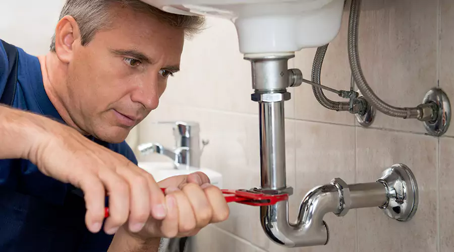 How to Fix a Leaking Pipe
